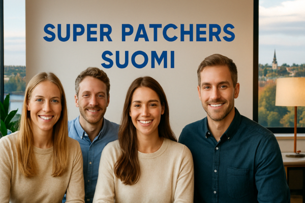 Innostuneet suomalaiset nuoret aikuiset seisovat modernissa toimistossa kyltin "Super Patchers Suomi" edessä.